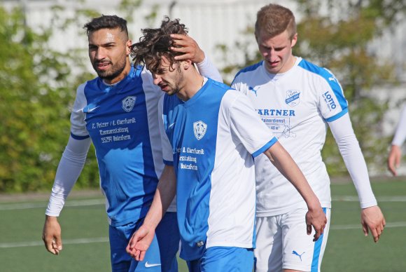 Karim Hadri (Mitte, mit Mohamed Jamali) war im April mit drei Treffern der große Matchwinner beim 4:0-Erfolg der Mombacher Fortuna gegen Jahn Zeiskam. Niemand konnte damals ahnen, dass es der bisher letzte Ligasieg der Mombacher bleiben würde. 