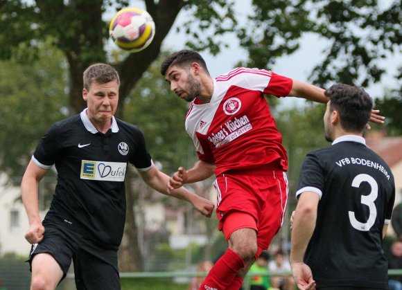 VfB-Außenverteidiger Malte Schmidt (l.) und Sergen Yesilyurt im Kopfballduell. Gegen die größer gewachsene Gästedefensive waren die hohen Bälle für die SVW kein adäquates Mittel.