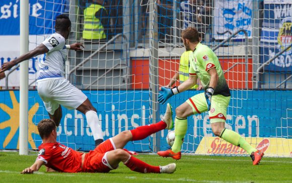 Das war das 0:2: Kingsley Onuegbu ließ sich von der Mainzer Hintermannschaft nicht aufhalten.