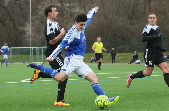 Sonntags Liga, mittwochs Pokal, freitags Liga: Solche Englischen Wochen, wie sie Oliver Kubis (M.) mit dem SV Klein-Winternheim gerade durchläuft, müssen nicht mal Champions-League-Klubs absolvieren.
