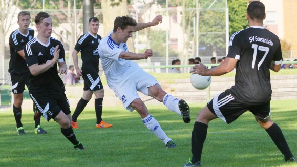 Im Finale des SVW-Sommercups setzte sich der SV Gonsenheim (v.l. Alexander Rimoldi, Max Zeringer, Damir Bektasevic, Mustafa Yilmaz) gegen den TSV Schott (hier mit Janek Ripplinger im Angriff) mit 2:1 durch. Am Mittwochabend kommt es zum ersten Punktspiel beider Mainzer Oberligisten in neuer Besetzung.