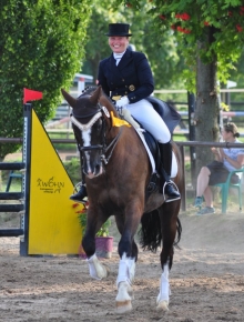 Simone Becker lieferte sich mit Hera in den höchsten Dressurwettkämpfen des Ebersheimer Reitturniers ein Duell mit Konkurrentin Vanessa Schmitt. Im M**- Wettbewerb war die Wiesbadenerin vorne, Becker setzte sich in der höchsten Kategorie, der S*-Dressur, durch.