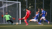 Sieht nach Tor für Türkgücü aus, wird aber keines: SVK-Torhüter Vito Foggia schafft es irgendwie, den Schuss von Gökhan Demirci abzuwehren.