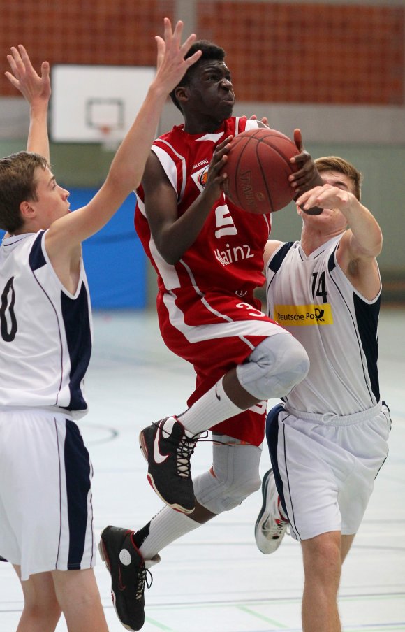 Trägt nächste Saison wieder das ASC-Trikot: Alain Mandana (M.), hier bei einem JBBL-Spiel vor zwei Jahren.