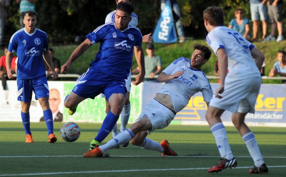 In dieser Szene stoppt Schott-Innenverteidiger Jonas Raltschitsch den Gonsenheimer Stürmer Maziar Namavizadeh. Dass dem SVG nichts einfiel, um die stabile Abwehr der Gäste zu knacken, war ein Grund für die Derbyniederlage am Mittwoch.