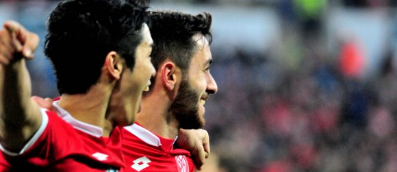 Die Offfensivkräfte Yoshinori Muto (l.) und Yunus Malli mussten in dieser Woche Blessuren abklingen lassen, konnten aber am Mannschaftstraining teilnehmen und stehen für das Pokalspiel in Unterhaching zur Verfügung.