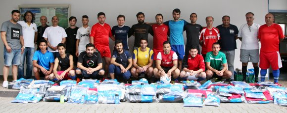 Was der Fußballer so braucht: Die Mannschaft von Vorwärts Orient mit ihren kickenden Flüchtlingen und den Geschenkpaketen, die die Malteser Werke zur Verfügung stellten.