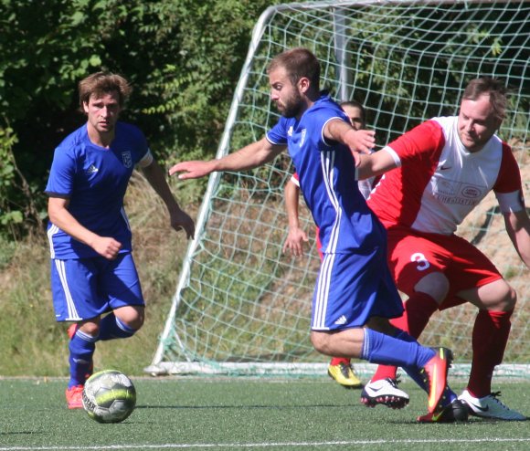 Der Anschlusstreffer von Nils Krämer (l.) kam in Oppau etwas zu spät,  um zusammen mit Toni Quint Vila (Mitte) und dem Rest des Teams noch etwas mitzunehmen vom bisherigen Tabellenletzten.