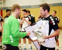 Torwart Sascha Radewald übergab den scheidenden langjährgen Spielern wie Leo Vuletic die Abschiedsgeschenke der Mannschaft.