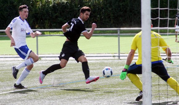 Die Entscheidung durch den zweiten Treffer innerhalb von acht Minuten: Sabian Cooper schießt zum 2:0 gegen Viktoria Herxheim ein.