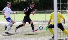 Die Entscheidung durch den zweiten Treffer innerhalb von acht Minuten: Sabian Cooper schießt zum 2:0 gegen Viktoria Herxheim ein.