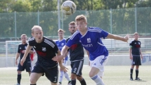 Die Spielanlage des TSV Schott II (r. Patrick Hochhaus im Zweikampf mit Carsten Dzaack) war gut, ...