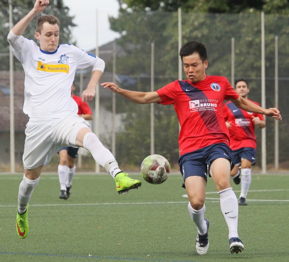 Neuzugang Kosuke Aoyagi (r.) wartet mit Fiam Italia auch nach zwei Partien noch auf den ersten Punkt in der neuen Saison. Immerhin fiel die Niederlage gegen die SpVgg Essenheim deutlich glimpflicher aus als das Debüt beim VfR Nierstein.