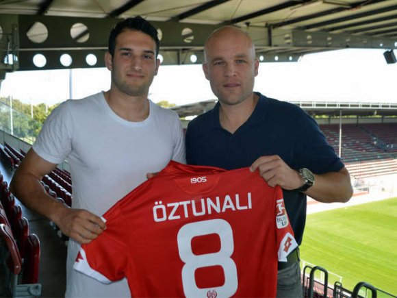 Unterschrieben einen Vertrag bis Sommer 2021: Levin Öztunali und Rouven Schröder.