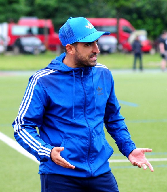 Engagiert an der Seitenlinie: Babak Keyhanfar wird auch in Karbach alles geben.