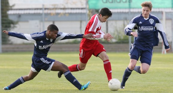 Ernüchternd verlief Ende April das Heimspiel der SVW Mainz gegen Viktoria Herxheim. Dennis Desousa (Mitte) möchte gegen denselben Gegner nun sein Saisondebüt feiern, zumindest für einen Kurzeinsatz könnte es reichen.