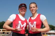 Strahlten mit der Sonne um die Wette: Julia Leiding und die Mainzerin Anna-Maria Götz (rechts) nach ihrem Regattasieg.