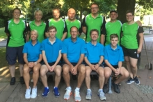 Beim MInigolf lichten sich die konkurrierenden Mannschaften schon mal einträchtig gemeinsam ab. Im Pokal traf die MGC-Equipe mit (sitzend in blauen Hemden v. l.) Alice Kobisch, Sebastian Piekorz, Patrick Beringhausen, Roman Kobisch und Silvio Krauss auf die Vertretung des MSC Bensheim-Auerbach mit (hinten v.l.) Renate Vetter, Susanne Parr, Peter Fritsch, Harald Buchert, Jörg Weirich, Ersatzmann Karlheinz Dellinger und Coach Simone Kohfeld und zog klar ins Viertelfinale ein..