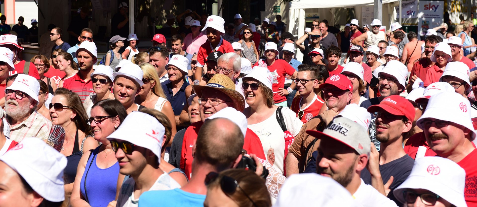 Es dauerte eine Weile, aber im Laufe des frühen Nachmittags füllte sich der Liebfrauenplatz am Sonntag doch noch mit Menschen, die sich das Fanfest des FSV Mainz 05 „Im Schatten des Doms“ nicht entgehen lassen wollten.ocj 