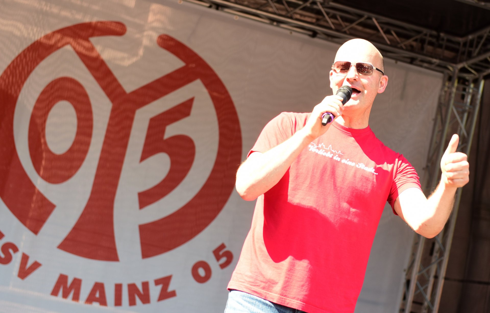 Zu sehen bekamen sie, sofern schon anwesend, zum Auftakt Oliver Mager. Zu hören natürlich auch: „Wir sind Mee-een-zer“ erinnerte der Stimmungssänger die Fans „in der Arena“...