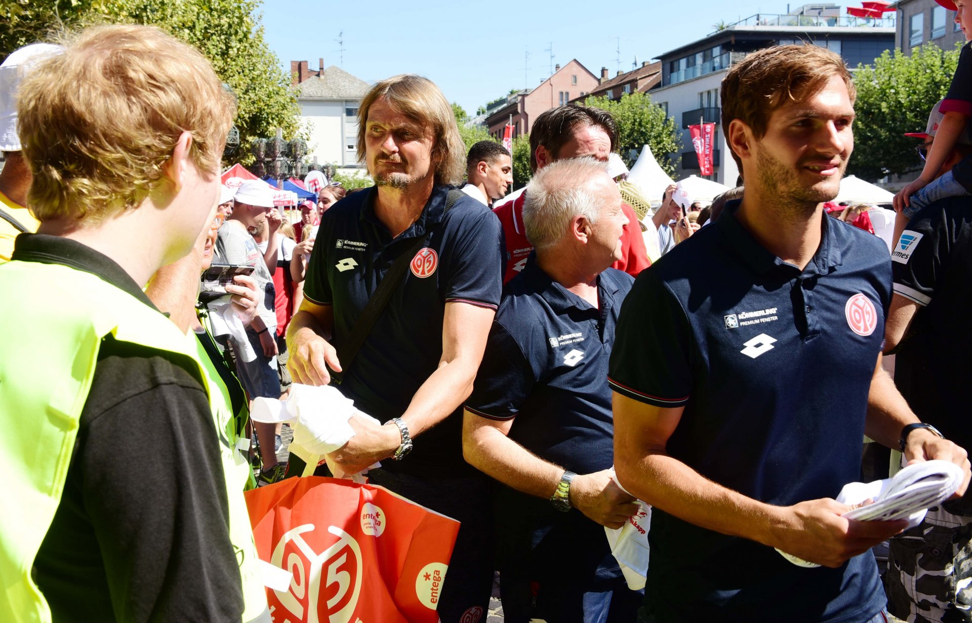 ...und verteilen ein wichtiges Utensil für die kommenden Monate:…