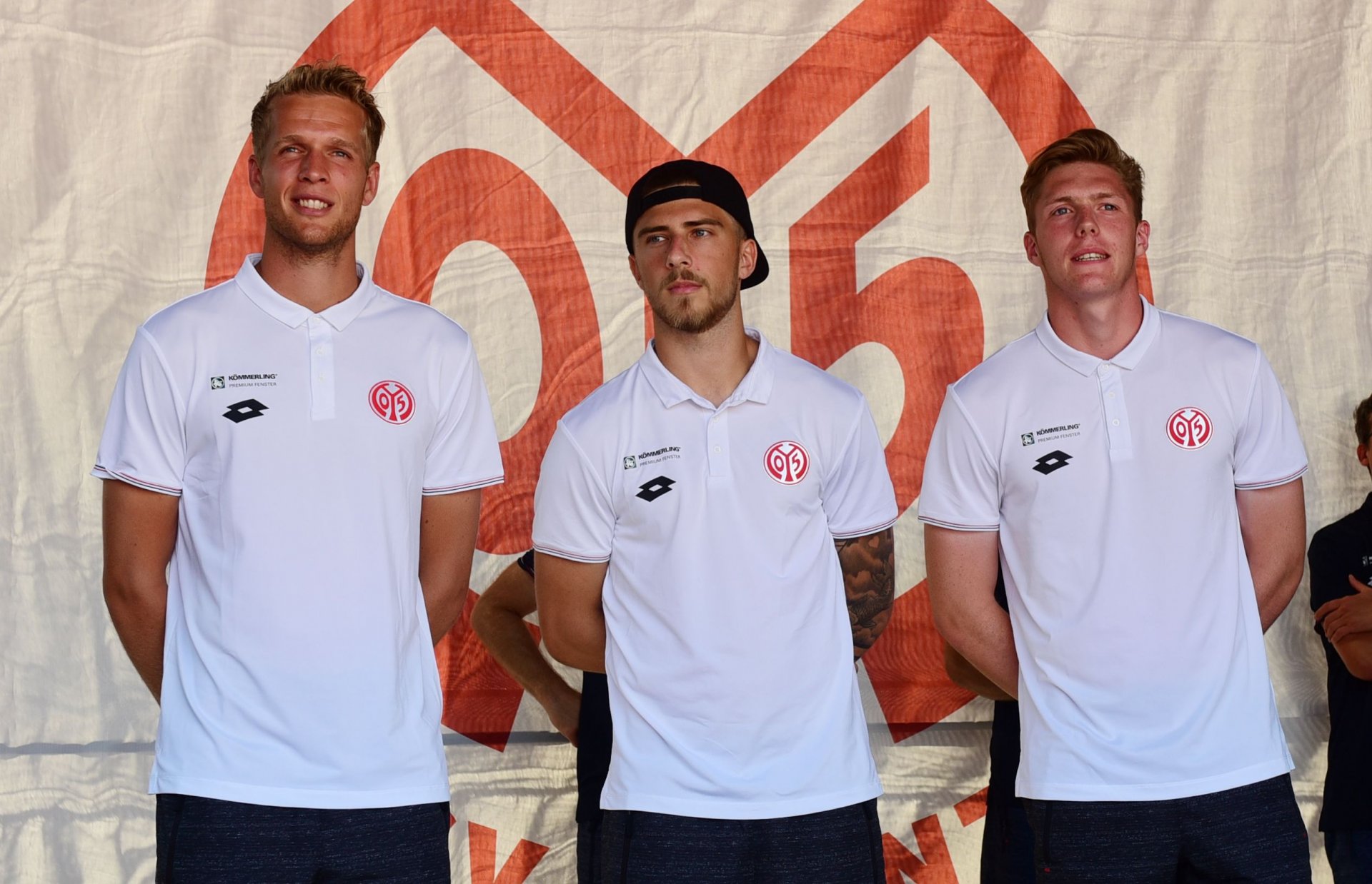 …hier mit seinen Torwartkollegen Jonas Lössl (l.) und Florian Müller.