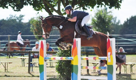 Die junge Berufsreiterin Lisa Sieben war beim Springturnier in Bretzenheim mit vier Pferden auf dem Parcours unterwegs.