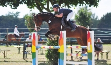 Die junge Berufsreiterin Lisa Sieben war beim Springturnier in Bretzenheim mit vier Pferden auf dem Parcours unterwegs.