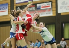 Zwei Farben, aber alles Budenheim: Als viertes Team des A-Jugend-Turniers sprang nach der Absage der TSG Ketsch die Rheinhessenligamannschaft der FSG ein. Leah Schulze und Alicia Soffel (Mitte) wird von den Vereinskolleginnen Elena Becker (l.) und Anna Mussenbrock die Gasse verengt. 