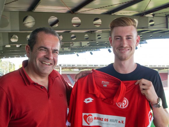 Volker Kersting zeigte sich glücklich über den neuesten Zugang für den Nachwuchs der 05er. U18-Nationalspieler Jannik Mause wechselt vom 1. FC Köln den Rhein hinauf.