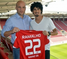 Sind sich einig: 05-Sportdirektor Rouven Schröder und Neuzugang André Ramalho.