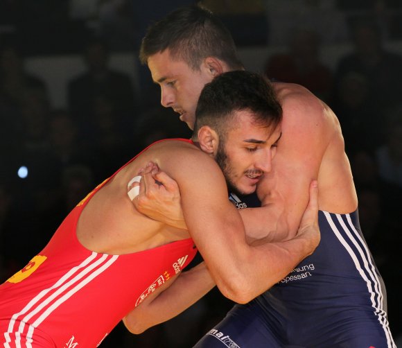 Auch wenn in der ersten Runde Schluss war, schlug sich Roland Schwarz (l.) achtbar. Der Mainzer unterlag bei der Junioren-WM dem Europameister Zsoltan Levai nur mit 0:2. 