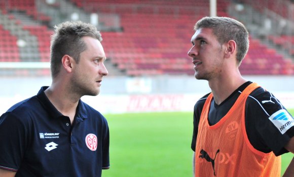 Alte Bekannte: 05-Teammanager Darius Salbert (l.) und SVS-Verteidiger Damian Roßbach, vor etwas mehr als einem Jahr noch Kapitän der Mainzer U23.