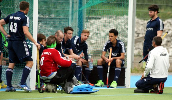 Bedröppelte Pausenbesprechung in Ludwigshafen: Die 1:5-Niederlage beim TFC liegt gerade erst zwei Monate zurück, nun will der TSV Schott zum Saisonauftakt beweisen, dass er es besser kann.