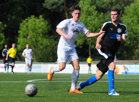 Rettete dem SV Gonsenheim in Ludwigshafen wenigstens noch einen Punkt: Jannik Kern (l.) erzielte in der vierten Minute der Nachspielzeit das 2:2.