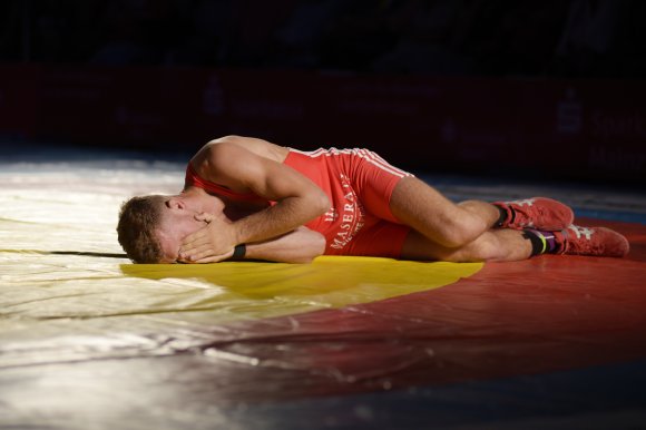 Ein Blick auf die Uhr hatte Ilir Sefajs Schulterniederlage eingeleitet. Ein Konzentrationsfehler, der ihm nicht hätte unterlaufen dürfen, wie er später selbstkritisch einräumte.