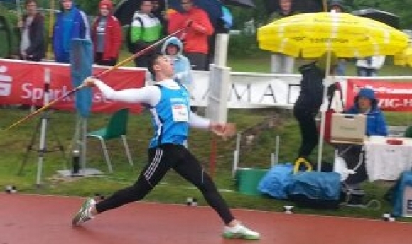 Beim U18-Wettkampf am zweiten Tag von Halle machten Niklas Kaul die Umstellung auf den leichteren Speer und der Regen zu schaffen.