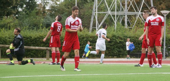 Ljubo Dragun (hinten, weißes Trikot) begibt sich zur Feier seines Führungstreffers, die Weisenauer (v.l. Axel Schulze, Thomas Mirkes, Max Sutor, Dominik Higi und Daniel Richter) sind noch ein wenig konsterniert.
