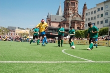 Die Teams von Viktoria Dortmund-Kirchderne (grün) und der SG Eintracht Braunschweig-Viktoria Berlin (gelb) spielten im Schatten des Mainzer Doms um Tore im Blindenfußball.