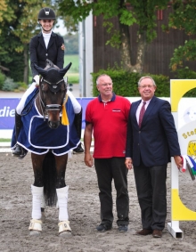 Julia Runkel gewann auf Sonnenreiter OLD den Junioren-Förder-Cup des Landesverbandes. Turnierleiter Stefan Arnold (Mitte) und Richter Karl-John Ringelmann zeichneten die Reiterin des RZV Jugenheim aus