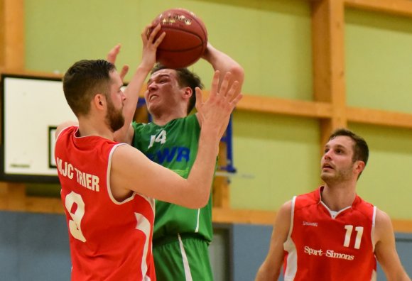 Henning Borggräfe (M.) ist einer der Akteure, die der DJK Nieder-Olm erhalten geblieben sind.