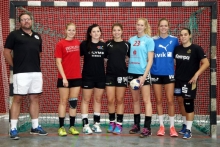Mit sechs Neulingen in Mainz plus Rückkehrerin Andrea Bonk (nicht im Bild) ging Handball-Zweitligist FSG Mainz 05/Budenheim durch die Saisonvorbereitung. Mit Jasmin Schückle (r.) einigte der FSV Mainz 05 sich nun auf die Vertragsauflösung, mit den anderen Verstärkungen zeigt sich der Trainer zu Saisonbeginn hochzufrieden.