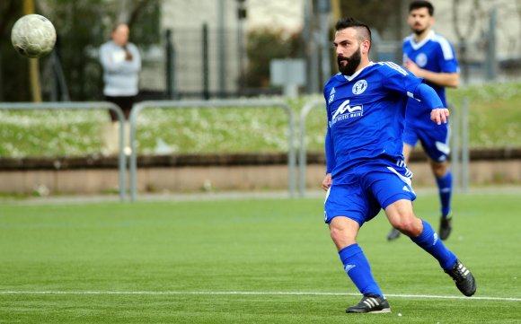 Wer auch immer am Sonntag im Gonsenheimer Mittelfeld aufläuft (im Bild: Ertan Ekiz), soll nicht nur Fußball spielen, sondern auch Fußball arbeiten.