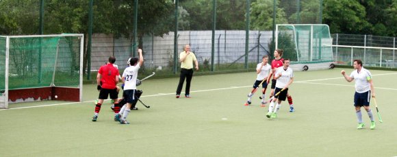 Die von Alexander Hemmersbach (r.) genutzte Kurze Ecke bescherte dem TSV Schott im jüngsten Heimspiel gegen den SC Frankfurt 1880 2 wenigstens den Gleichstand zur Pause. Erst nach dem Seitenwechsel klärten sich durch drei Treffer innerhalb von drei Minuten die Verhältnisse zugunsten der Platzherren.