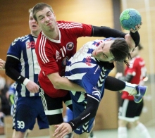 Ander als hier Philipp Kukula (l.) seinen Ex-Teamkameraden Lukas Scheer, hatte der TV Nieder-Olm bei seinem jüngsten Oberliga-Gastsspiel in der Waldsporthalle nicht viel im Griff. Die Budenheimer fuhren beim 35:26 (18:12)-Erfolg einen lockeren Heimsieg ein. 