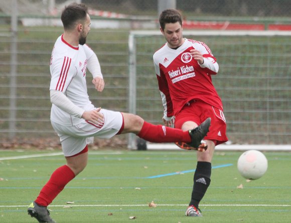 Max Sutor (r.) und die SVW Mainz bekommen es am Sonntag im Landesliga-Heimspiel mit der ambitionierten RWO Alzey zu tun. Sutor wid dann nicht mehr die Kapitänsbinde tragen, er wurde in der Funktion von Torwart Axekl Schulze beerbt.