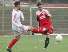 Max Sutor (r.) und die SVW Mainz bekommen es am Sonntag im Landesliga-Heimspiel mit der ambitionierten RWO Alzey zu tun. Sutor wid dann nicht mehr die Kapitänsbinde tragen, er wurde in der Funktion von Torwart Axekl Schulze beerbt.
