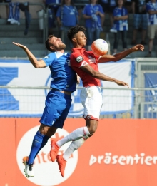 Aaron Seydel (r.) bescherte der Mainzer U23 mit seinem Treffer gegen den 1.FC Magdeburg den ersten Saisonsieg...