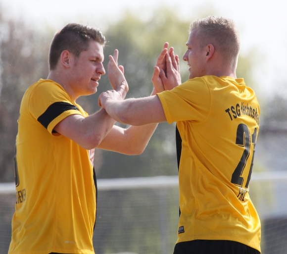 Hier freuten sich Michael Mader (l.) und Kevin Frey noch über einen Treffer gegen den FSV Nieder-Olm. Inzwischen dürfen sie auch den Aufstieg der TSG Hechtsheim in die Landesliga feiern.