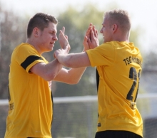 Hier freuten sich Michael Mader (l.) und Kevin Frey noch über einen Treffer gegen den FSV Nieder-Olm. Inzwischen dürfen sie auch den Aufstieg der TSG Hechtsheim in die Landesliga feiern.